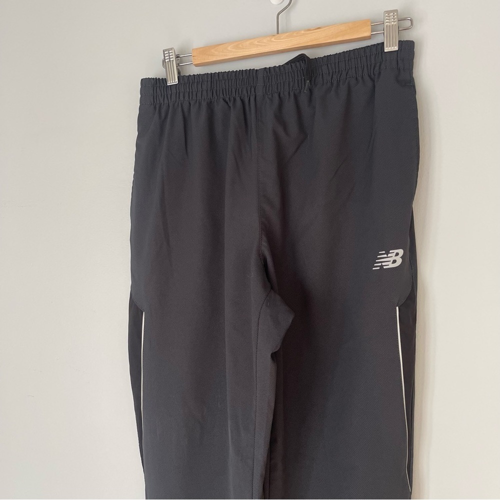 Men’s New Balance Athletic Pants Workout Lightweight Sporty - Picture 2 of 7